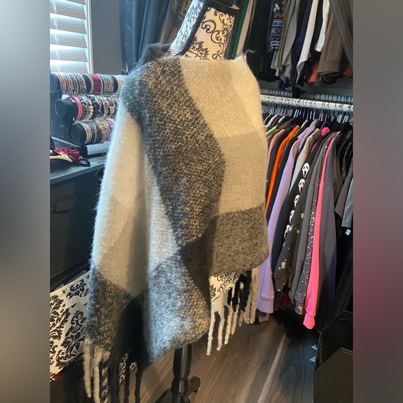 NWT Janice Apparel Poncho-One Size - Picture 6 of 11